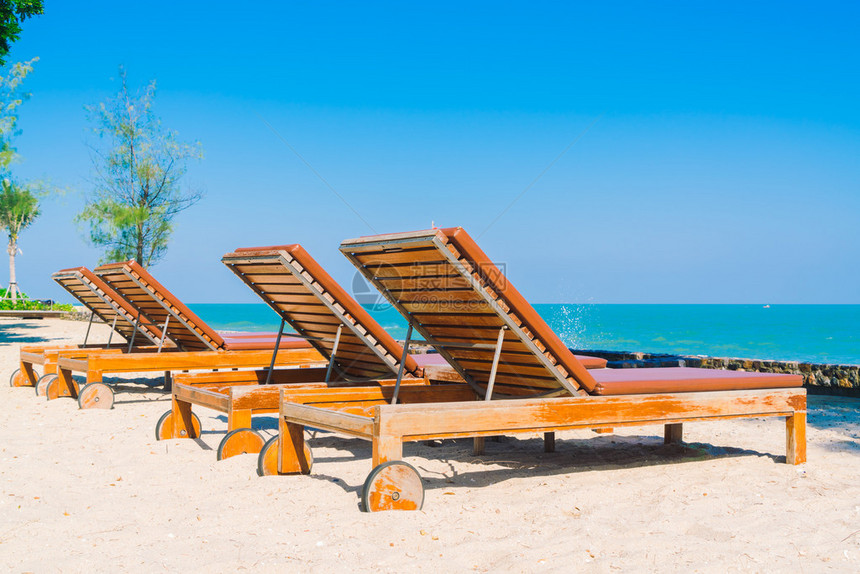 沙滩豪华酒店泳池度假胜地的伞和椅子图片