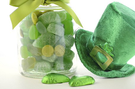 快乐的圣帕特里克日盛宴一罐绿色糖果和小妖精帽子在图片
