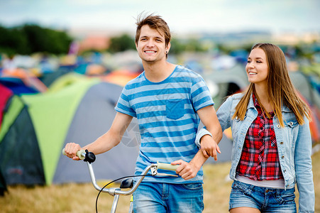 十几岁的男孩和女孩在帐篷区的夏季音乐节上图片