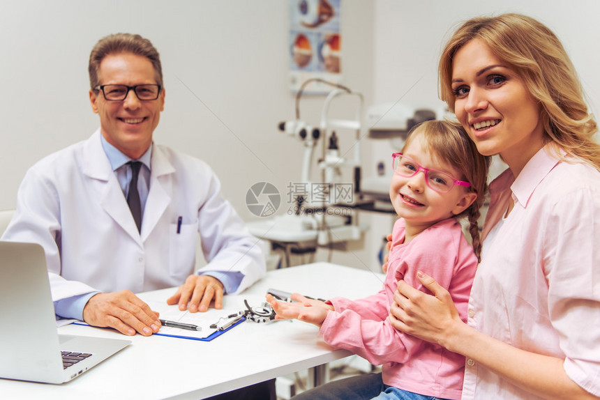好小女孩和她的母亲在眼科医生咨询所有人都图片