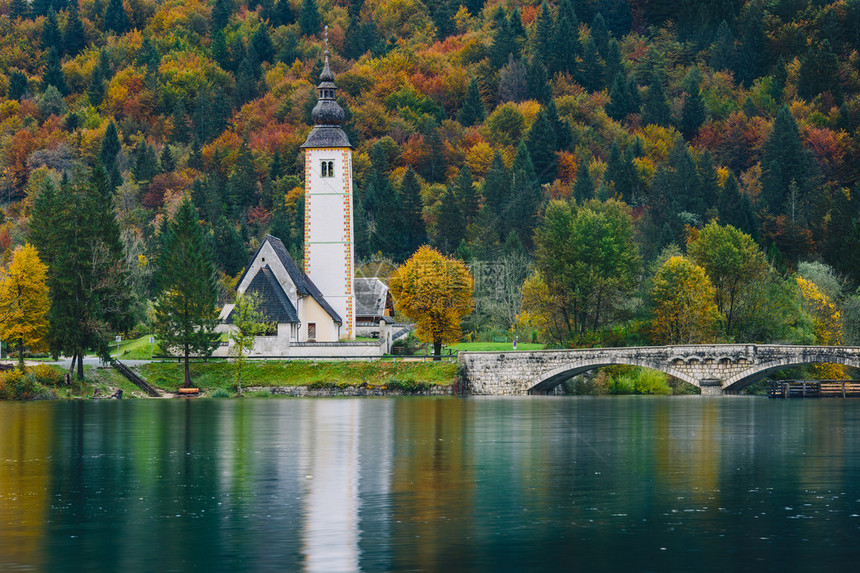 斯洛文尼亚旅游村BohinjLakeRibicevLaz等著名的圣约翰浸信会教堂多彩的秋图片