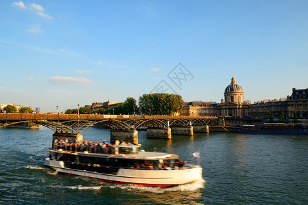 法国巴黎的塞纳河和历史建筑都存图片