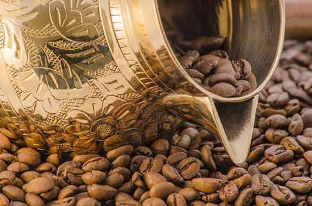 黄铜咖啡壶和咖啡豆图片