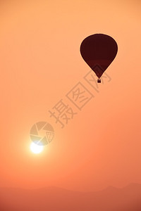 五颜六色的热气球在日落时飞翔图片