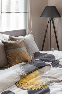 床上的棕色枕头用现代卧室设图片