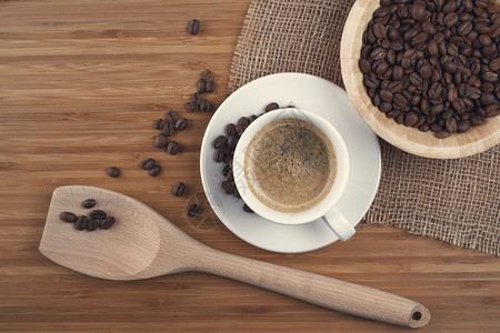 木制背景的咖啡豆图片