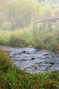 在山村的秋天在河的早晨雾图片