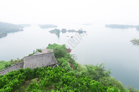 雾天千岛湖风光背景图片