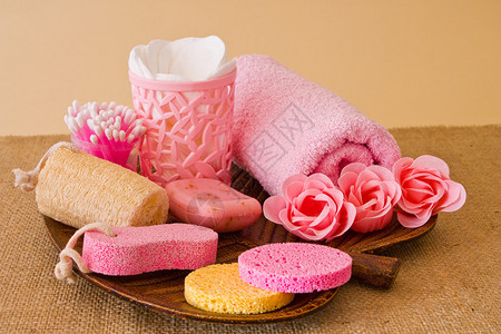 毛巾梳子肥皂海绵海盐和各种卫生用品图片