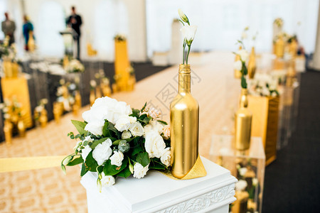 金色花瓶中鲜花的餐桌装饰背景图片