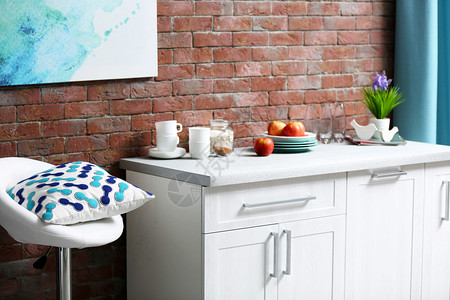 砖墙背景下的现代厨房家具图片