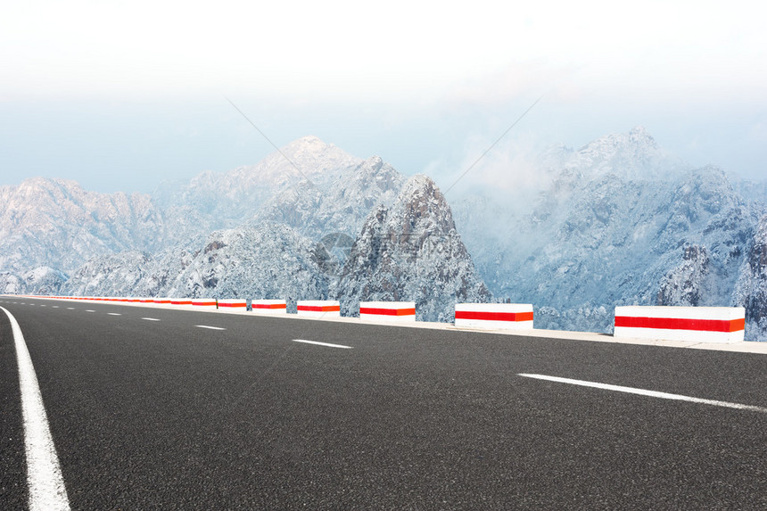 黄山雪景柏油路图片