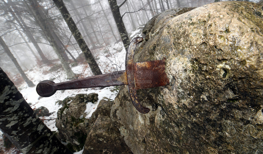 传奇的Excalibur在冬天进入森图片