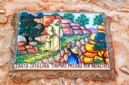西班牙宗教圣卡特琳娜托马斯或圣卡塔利娜教堂的瓦德摩萨房屋上的还愿瓷砖图片