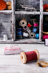 缝纫工具背景的红线在木质缝图片