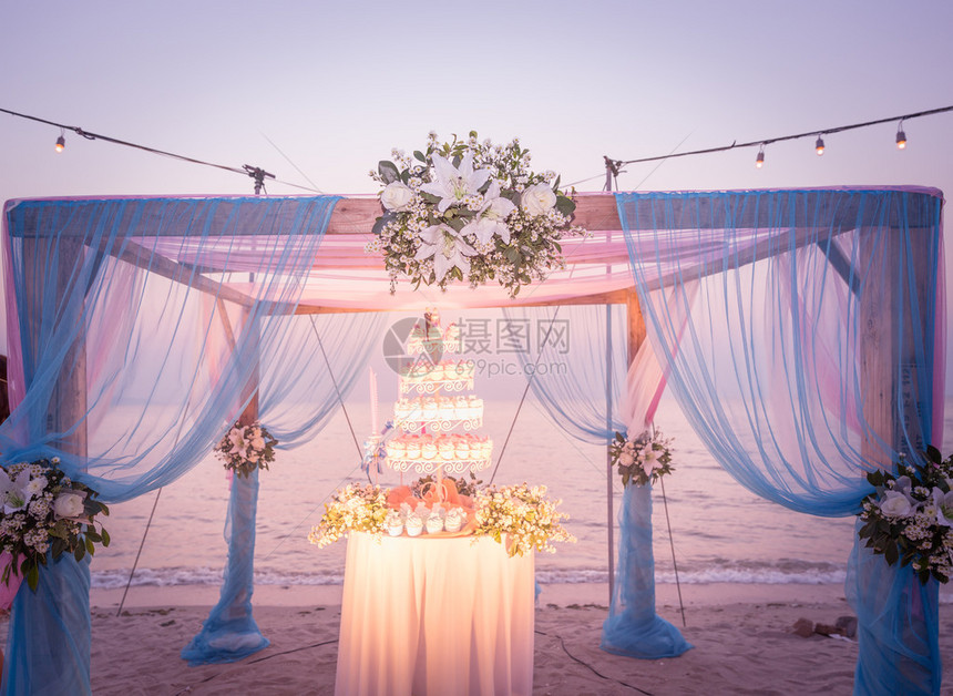 海滩上美丽的婚礼拱门图片