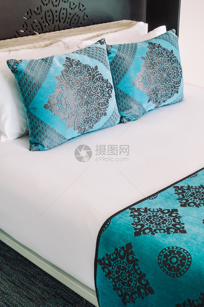室内卧室的床上装饰上美丽的奢华豪枕头图片