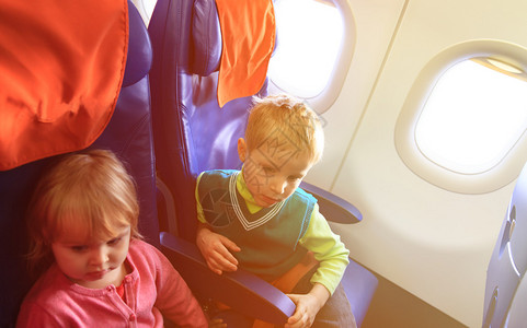 男童和女童乘飞机旅图片