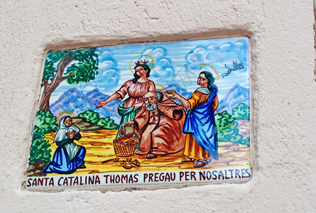 西班牙圣卡特琳娜托马斯或圣卡塔利娜教堂的瓦德摩萨房屋上的还愿瓷砖图片