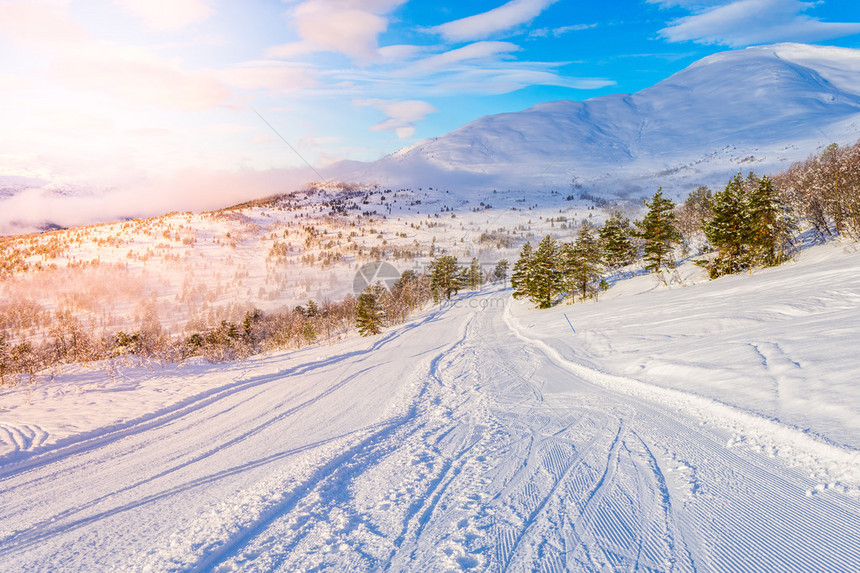 日出时的滑雪中心斯特林挪威图片