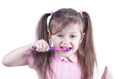 小女孩清洁牙齿被白色隔离图片