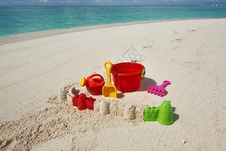 沙滩上的彩色沙滩塑料玩具图片
