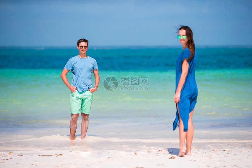 年轻快乐的情侣在沙滩度假图片