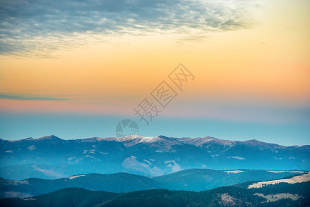 美丽的蓝色山脉和丘陵日落时的风景图片