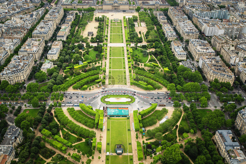 从埃菲尔铁塔鸟瞰巴黎图片