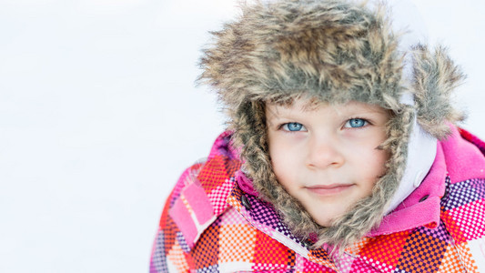 冬季乐趣穿着温暖衣服的可爱快图片