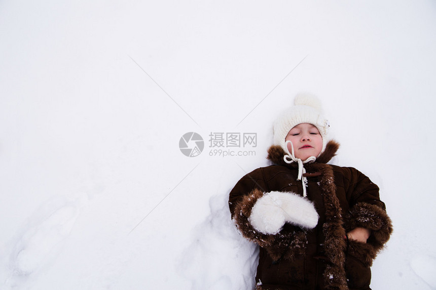 美丽快乐的女孩在户外雪地冬天的照片图片