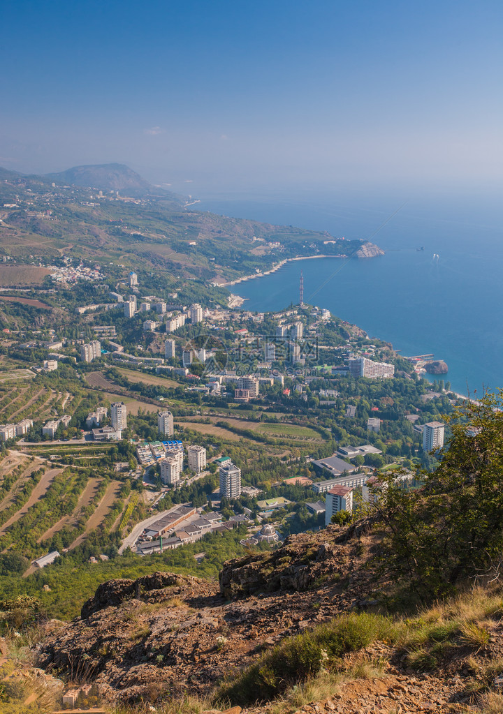 黑海沿岸的小镇蓝天白云克里米亚图片