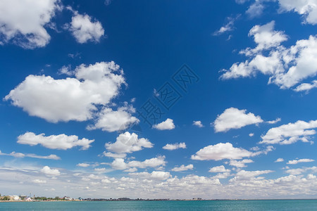 美丽的天空和大海与白云图片