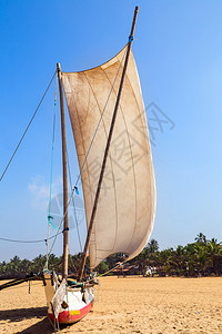 斯里兰卡沙滩上的渔船图片