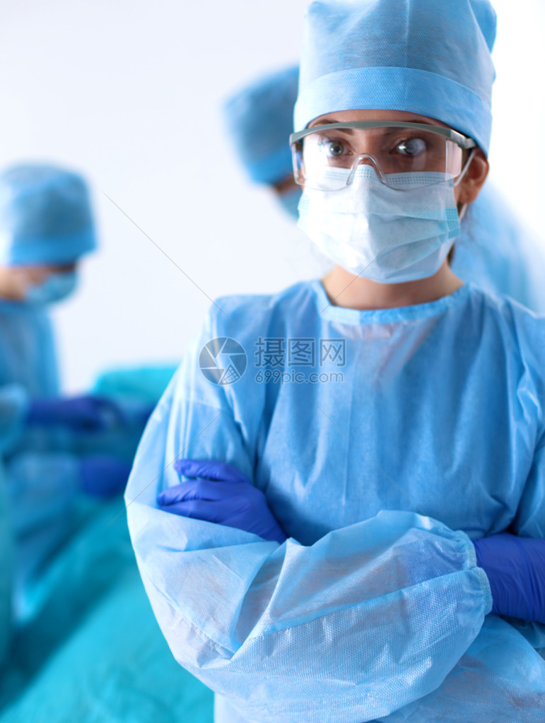 身穿制服的外科医生小组在心脏外科诊所对一名图片