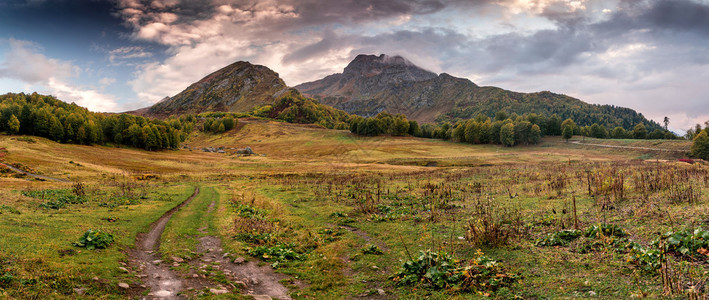 秋天在KrasnayaPolyanaSochi地区以及山脚图片