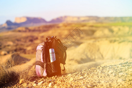 背包和山中的热水瓶旅游概念图片