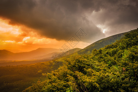 风景如画的日落山景乌克兰喀尔巴阡山脉图片