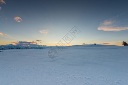雪地草原的日落气氛图片