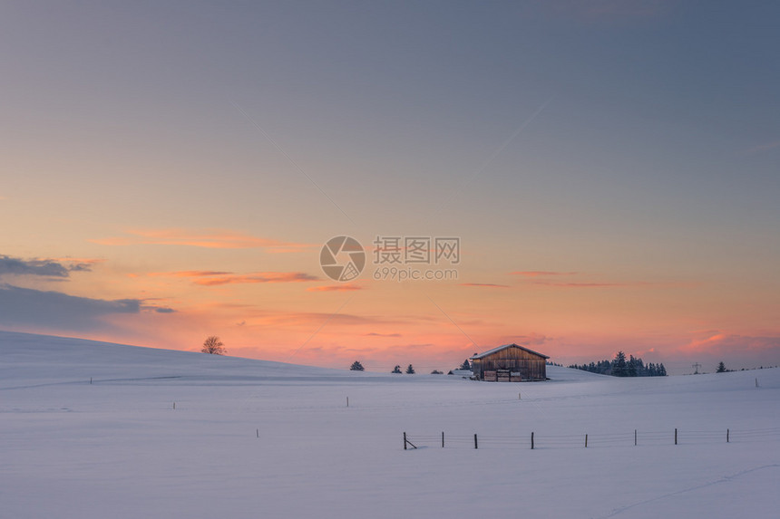 冬日夕阳和橙色云朵下雪草地图片