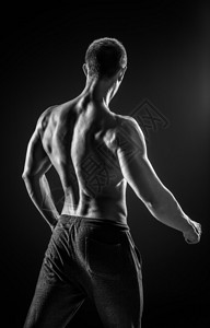 肌肉骨干运动机身模型显示黑色背景的肌肉背部和肩图片