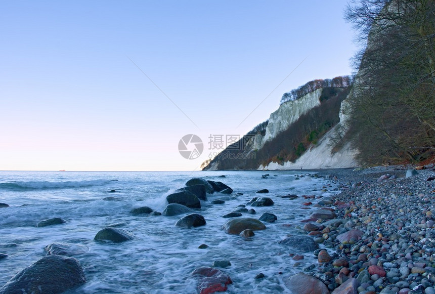 蓝海和天空海浪从平坦的海岸冲出粉色图片