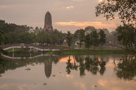 帕兰廷位于泰国东南部Bangkok以北的Ayutthaya市历史公园景观中的Wathr背景