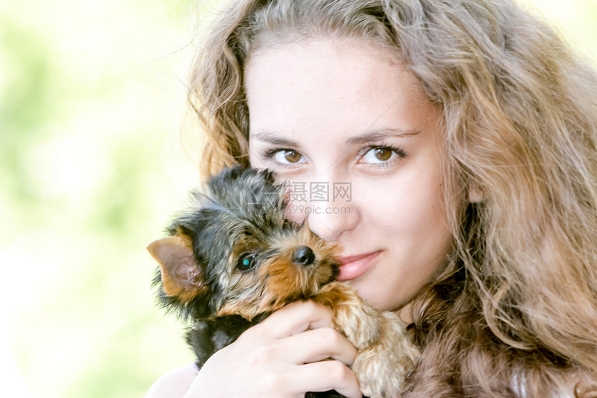 美丽的年轻快乐的美女长发带着小狗图片