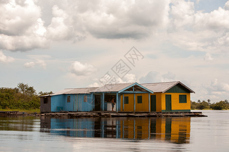 亚马逊河中的浮动房屋马瑙斯巴西图片