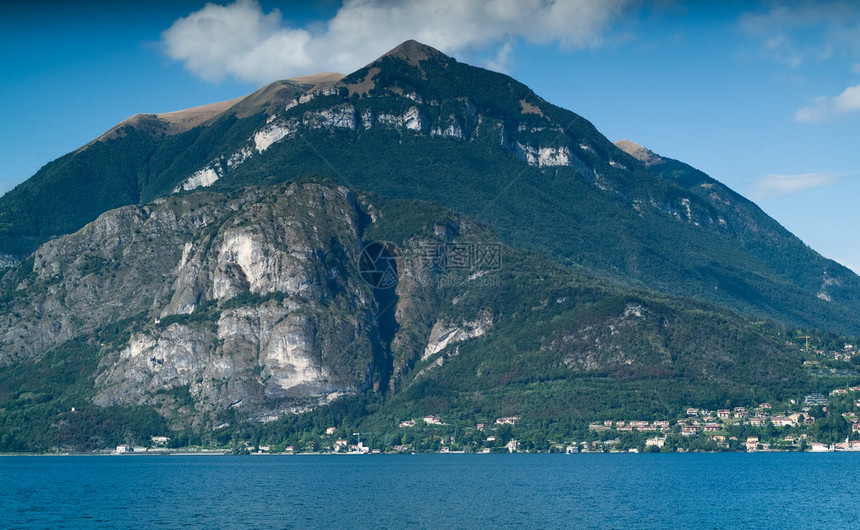 意大利科莫湖附近Varenna镇的阳光晴朗的山地风景可能为Men图片