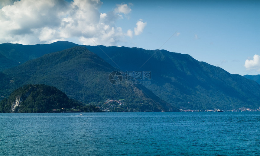 意大利科莫湖附近Varenna镇的阳光晴朗的山地风景可能为Men图片