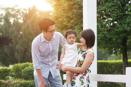 亚洲家庭在户外玩耍和享受优质时间图片