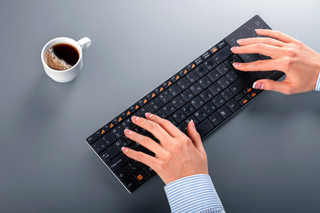 女人手放在无线键盘上女职员手放在键盘上速度打字测试图片