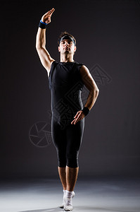为芭蕾舞蹈训练的年轻人图片